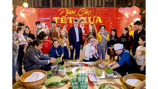 Le représentant en chef de l'UNESCO au Vietnam, Jonathan Baker, et un grand nombre d'habitants et de touristes ont visité la fête du Têt. Photo : Service du Tourisme de Ninh Binh.
