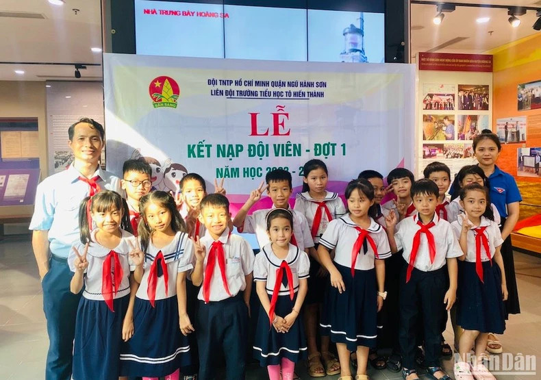 Des enseignants et élèves de l'école primaire de Tô Hiên Thành dans le district de Ngu Hành Son, ville de Dà Nang lors d'une cérémonie d'admission de 61 élèves de CE1 à l’Union des jeunes pionniers du Vietnam, à la Maison d’exposition de Hoàng Sa. Photo : NDEL. Des enseignants et élèves de l'école primaire de Tô Hiên Thành dans le district de Ngu Hành Son, ville de Dà Nang lors d'une cérémonie d'admission de 61 élèves de CE1 à l’Union des jeunes pionniers du Vietnam, à la Maison d’exposition de Hoàng Sa. Photo : NDEL.