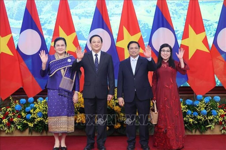 Le Premier ministre vietnamien, Pham Minh Chinh (2e à droite) s'exprime lors de son entretien avec son homologue lao, Sonexay Siphandone. Photo : VNA.