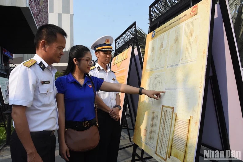 Les visiteurs à la Maison d’exposition de Hoàng Sa, adresse rouge au coeur de la ville de Dà Nang. Photo: NDEL Les visiteurs à la Maison d’exposition de Hoàng Sa, adresse rouge au coeur de la ville de Dà Nang. Photo: NDEL