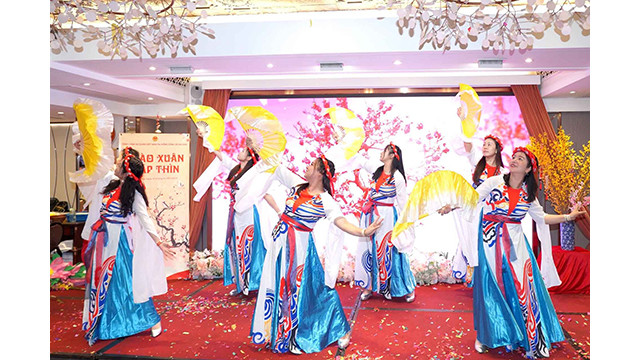 Des spectacles artistiques imprégnés de la culture vietnamienne ont également été préparés par la communauté vietnamienne à Hong Kong et à Macao. Photo : baoquocte.vn