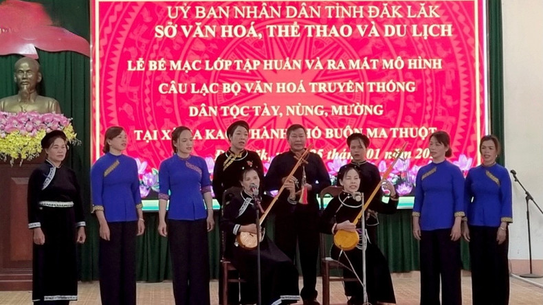 Les membres du Club de culture traditionnelle des ethnies Tày, Nùng et Mường de la commune d'Ea Kao chantent les mélodies du chant "then" de l'ethnie Tày. Photo : VOV.