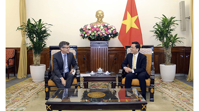 Le représentant en chef de l'UNESCO au Vietnam, Jonathan Wallace Bake félicite le Vietnam pour avoir été élu par l'UNESCO et ses pays membres aux mécanismes importants. Photo : baoquocte.vn Le représentant en chef de l'UNESCO au Vietnam, Jonathan Wallace Bake félicite le Vietnam pour avoir été élu par l'UNESCO et ses pays membres aux mécanismes importants. Photo : baoquocte.vn