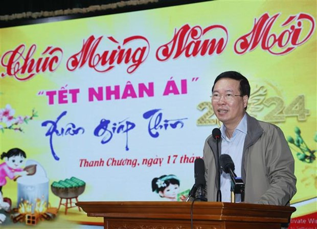 Le Président Vo Van Thuong s'exprime à la foire du district de Thanh Chuong pour accueillir le Printemps. Photo : VNA.