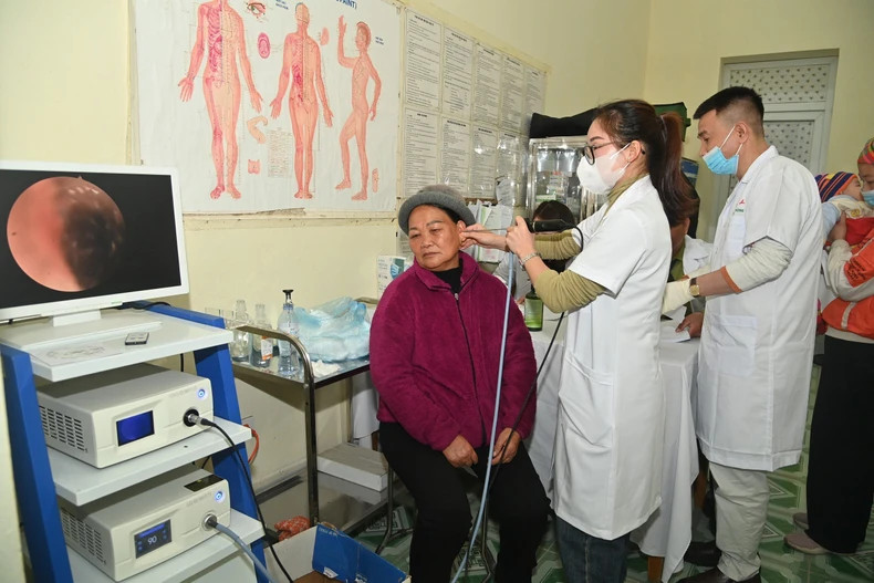 Les médecins militaires de la province de Hà Giang donnent des examens médicaux gratuits aux gens. Photo : NDEL. Les médecins militaires de la province de Hà Giang donnent des examens médicaux gratuits aux gens. Photo : NDEL.