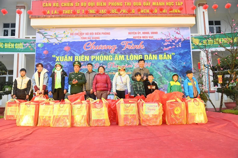 Remise des cadeaux pour les familles bénéficiaires des politiques et les familles démunies de la commune de Son Vi, d'une valeur totale de plus de 600 millions de dôngs. Photo: NDEL Remise des cadeaux pour les familles bénéficiaires des politiques et les familles démunies de la commune de Son Vi, d'une valeur totale de plus de 600 millions de dôngs. Photo: NDEL