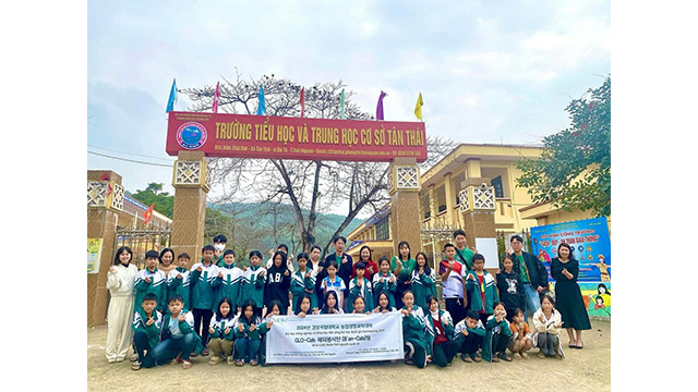 Des élèves de l’école primaire et secondaire de Tân Thai et des étudiants de l’Université sud-coréenne de Gyeongsang lors de l'échange culturel au Centre éducatif et culturel Dream Seed. Photo: thoidai.com.vn Des élèves de l’école primaire et secondaire de Tân Thai et des étudiants de l’Université sud-coréenne de Gyeongsang lors de l'échange culturel au Centre éducatif et culturel Dream Seed. Photo: thoidai.com.vn