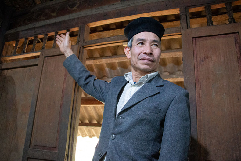 M. Xa Van Vi présente avec passion la maison de sa famille. Photo : nhandan.vn M. Xa Van Vi présente avec passion la maison de sa famille. Photo : nhandan.vn