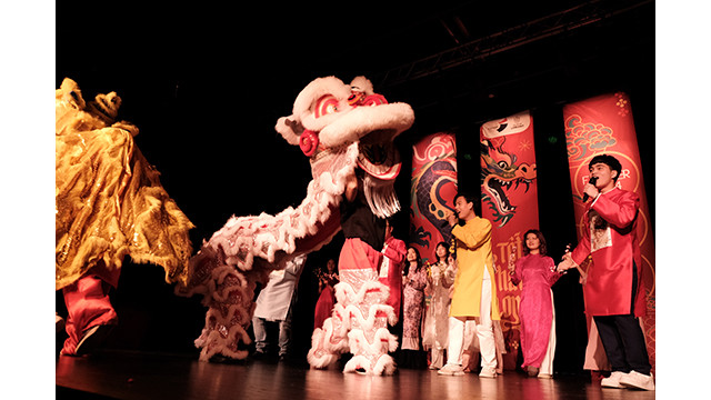 Les amis français ont été très impressionnés par le spectacle de Danse du Licorne. Photo : Dào Hoàng, Nguyên Anh/Journal Nhân Dân.