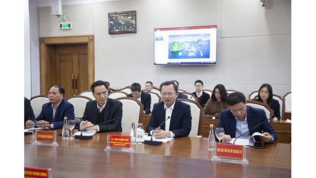 Le président du Comité populaire de la province de Quang Ninh, Cao Tuong Huy, s'exprime lors de la séance de travail avec les représentants des fonds d’investissement. Photo : baodautu.vn