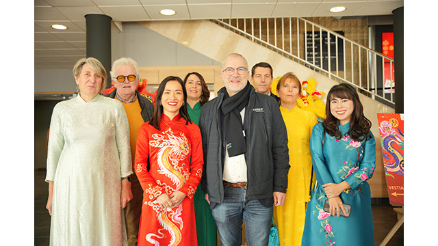M. Fabrice Loher, maire de Lorient (veste noire, au milieu) avec les organisateurs et les invités de l’événement. Photo : Dào Hoàng, Nguyên Anh/Journal Nhân Dân.