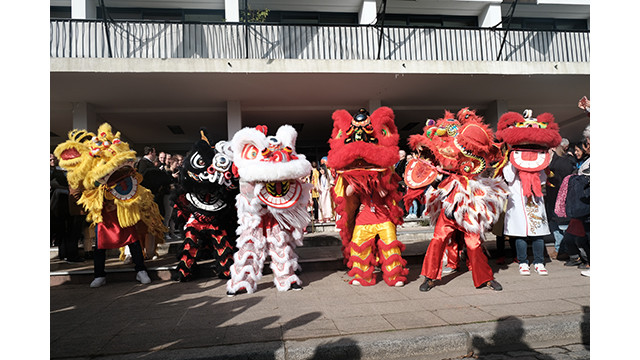 Les amis français ont été très impressionnés par le spectacle de Danse du Licorne. Photo : Dào Hoàng, Nguyên Anh/Journal Nhân Dân.