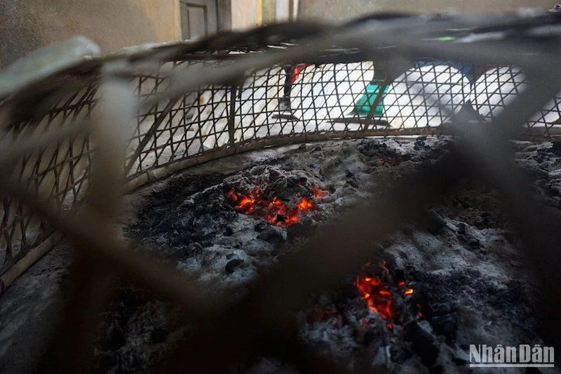 Les galettes de riz Tuy Loan sont fabriquées à la main et séchées au charbon de bois. Photo : Nhandan.vn Les galettes de riz Tuy Loan sont fabriquées à la main et séchées au charbon de bois. Photo : Nhandan.vn