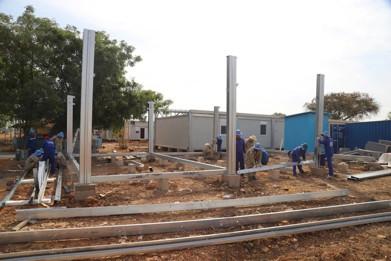 Des officiers et des employés du l'Unité de génie militaire du Vietnam à la FISNUA construisent une caserne intelligente sur la base de l'autoroute. Photo : L’Unité de génie militaire du Vietnam à la FISNUA.