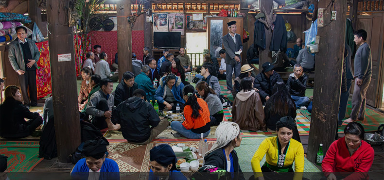 La famille de M. Xa Van Vi se réunit autour d'un repas de fin d'année, commençant un Têt chaleureux dans une maison sur pilotis vieille de plus de 30 ans. Photo : nhandan.vn La famille de M. Xa Van Vi se réunit autour d'un repas de fin d'année, commençant un Têt chaleureux dans une maison sur pilotis vieille de plus de 30 ans. Photo : nhandan.vn