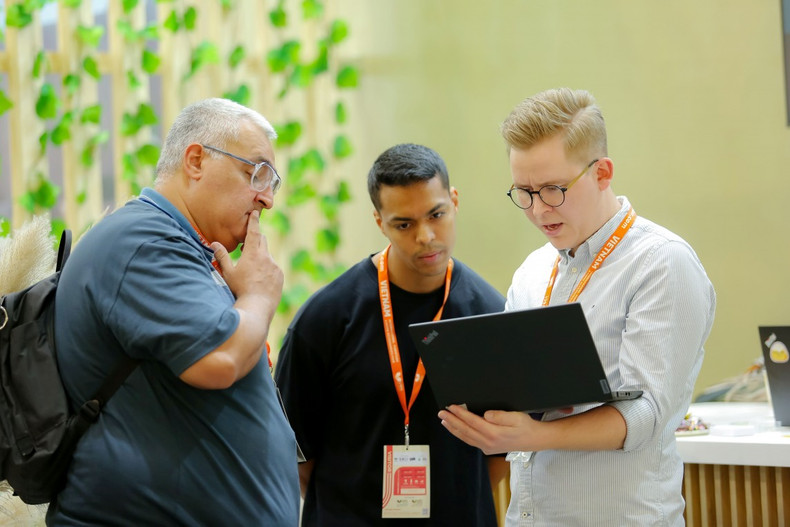 Les acheteurs internationaux s’intéressent aux produits du bois vietnamiens à VIFA EXPO 2024. Photo : congthuong.vn
