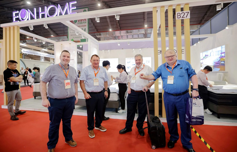 Les visiteurs venus de de 17 pays et territoires comme les Etats-Unis, le Canada, Hong Kong (Chine), la République de Corée, la Malaisie, l'Indonésie, Singapour. Photo : congthuong.vn