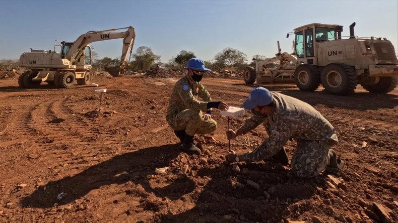 Des officiers et employés de l'Unité de génie militaire du Vietnam à la FISNUA renforcent la caserne de l'unité d'infanterie pakistanaise. Photo : L’Unité de génie militaire du Vietnam à la FISNUA.