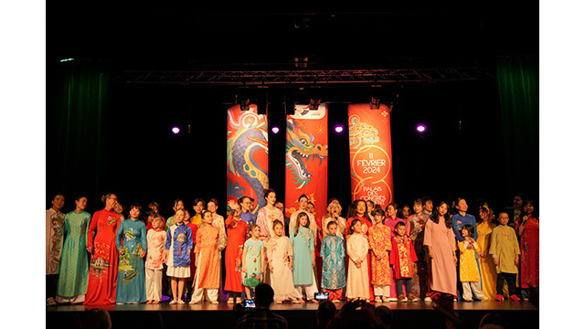 Chœur franco-vietnamien interprète la chanson "Trống Cơm". Photo : Dào Hoàng, Nguyên Anh/Journal Nhân Dân.