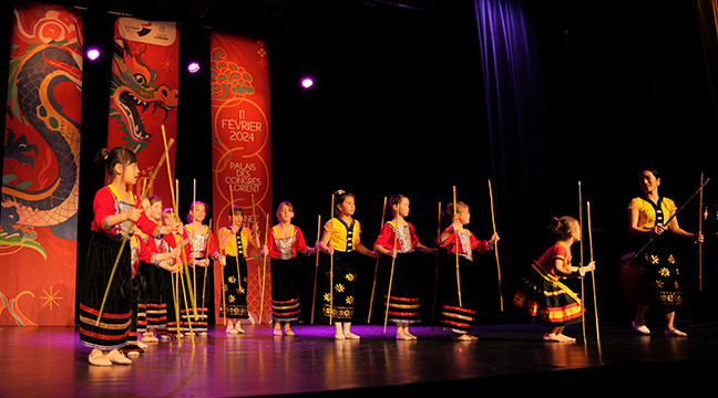 La danse folklorique des minorités vietnamiens est interprétée par des enfants français et vietnamiens nés en France. Photo : Dào Hoàng, Nguyên Anh/Journal Nhân Dân.