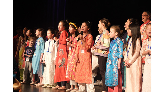 Chœur franco-vietnamien interprète la chanson ‘’Trống Cơm’’. Photo : Dào Hoàng, Nguyên Anh/Journal Nhân Dân.