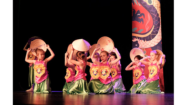Des enfants français et vietnamiens interprètent la danse "Bèo dat mây trôi". Photo : Dào Hoàng, Nguyên Anh/Journal Nhân Dân.