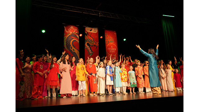 Des amis français montent sur scène de l'"áo dài" vietnamien. Photo : Dào Hoàng, Nguyên Anh/Journal Nhân Dân.