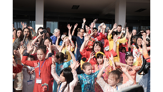 Les enfants français en "áo dài" vietnamien. Photo : Dào Hoàng, Nguyên Anh/Journal Nhân Dân.