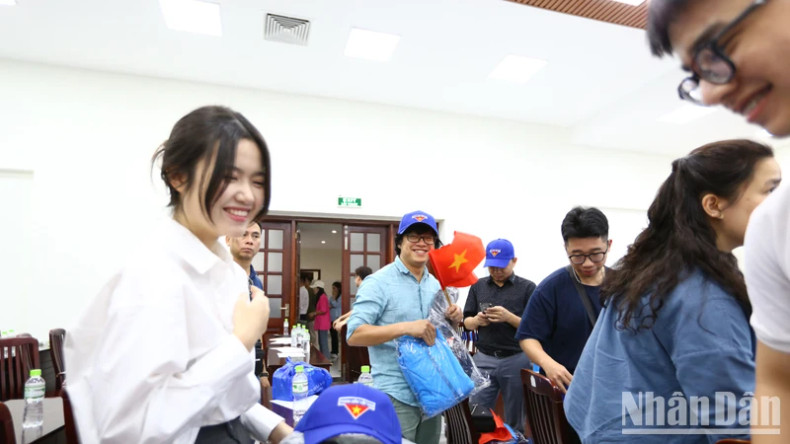 Une délégation des jeunes vietnamiens est prête à participer au Festival mondial de la jeunesse en Russie. Photo : Nhandan.vn Une délégation des jeunes vietnamiens est prête à participer au Festival mondial de la jeunesse en Russie. Photo : Nhandan.vn