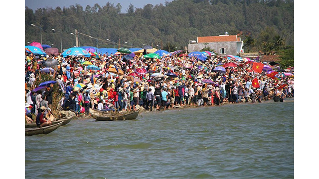 Le festival des courses de bateaux Tinh Long sur la rivière Trà Khuc attire de nombreux visiteurs. Photo : kinhtedothi.vn Le festival des courses de bateaux Tinh Long sur la rivière Trà Khuc attire de nombreux visiteurs. Photo : kinhtedothi.vn
