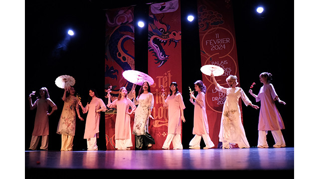 Des performances splendides et bien colorées pour but de promouvoir la musique vietnamien. Photo : Dào Hoàng, Nguyên Anh/Journal Nhân Dân.