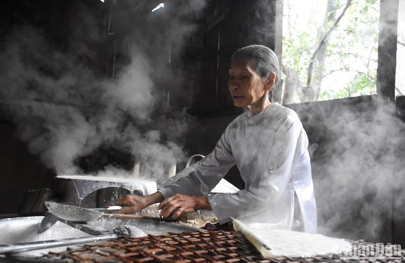 Production des galettes de riz de Tuy Loan chez Mme Dang Thi Tuy Phong dans la commune de Hoa Phong. Photo : Nhandan.vn Production des galettes de riz de Tuy Loan chez Mme Dang Thi Tuy Phong dans la commune de Hoa Phong. Photo : Nhandan.vn