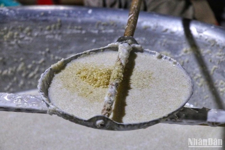 Les ingrédients pour fabriquer la feuille de riz Tuy Loan comprennent la farine de riz, le sésame, le gingembre, l'ail, le sucre, le sel... Photo : Nhandan.vn Les ingrédients pour fabriquer la feuille de riz Tuy Loan comprennent la farine de riz, le sésame, le gingembre, l'ail, le sucre, le sel... Photo : Nhandan.vn