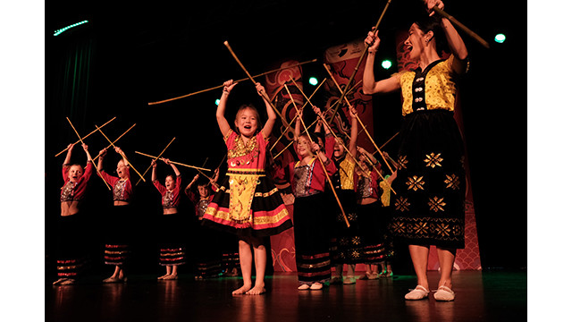 La danse folklorique des minorités vietnamiens est interprétée par des enfants français et vietnamiens nés en France. Photo : Dào Hoàng, Nguyên Anh/Journal Nhân Dân.
