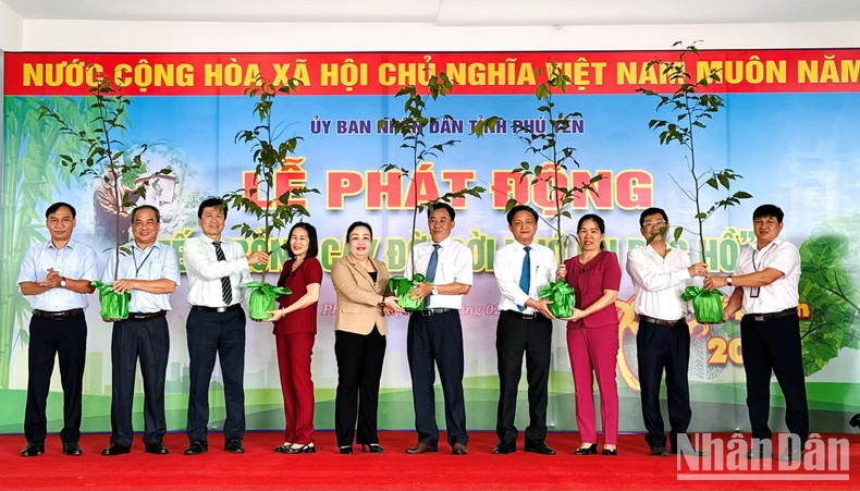 Les dirigeants de la province de Phu Yên de la fête de plantation d'arbres à l'École de politique de la province de Phu Yên. Photo: NDEL