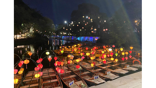 La visite nocturne dans l'ancienne ville de Hoa Lu est une nouvelle expérience touristique à Ninh Binh. Photo : VOV. La visite nocturne dans l'ancienne ville de Hoa Lu est une nouvelle expérience touristique à Ninh Binh. Photo : VOV.