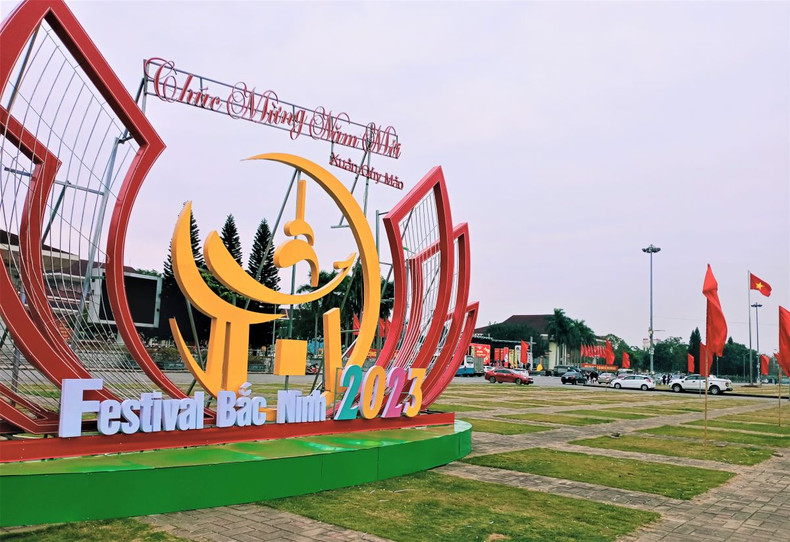 Sculptures sur la place du centre culturel Kinh Bac. Photo : Minh Minh/NDEL. Sculptures sur la place du centre culturel Kinh Bac. Photo : Minh Minh/NDEL.