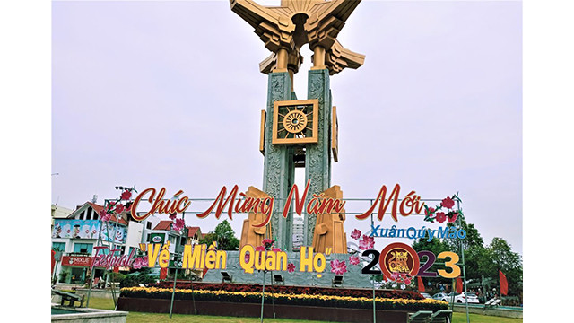 Décoration au pavillon de Sao Khuê - la zone d'entrée sud-ouest de la ville de Bac Ninh. Photo: Minh Minh/NDEL. Décoration au pavillon de Sao Khuê - la zone d'entrée sud-ouest de la ville de Bac Ninh. Photo: Minh Minh/NDEL.