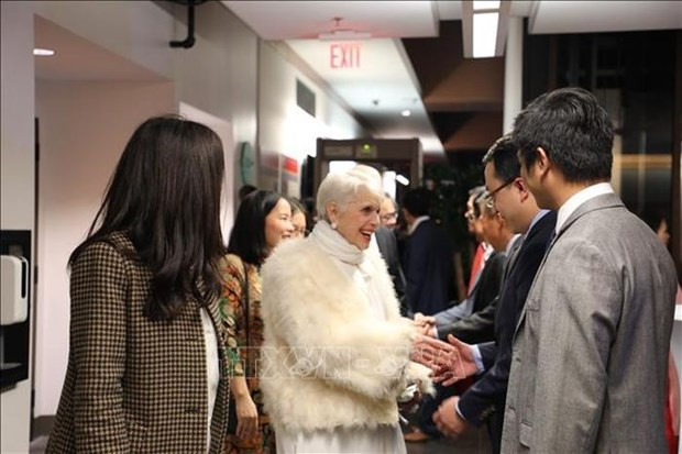 Des amis américains lors du programme, à Washington. Photo : VNA.