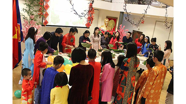 La préparation de « bánh chưng », à l'occasion du Têt traditionnel, est progressivement devenu une habitude. Photo : baoquocte.vn