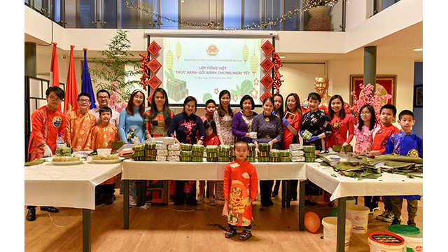 Les « bánh chưng » verts et en forme carrée, pleins de la saveur traditionnelle du Têt traditionnel de la nation confectionnés par des enfants contribuent à perpétuer les « banh chung » du Têt aux Pays-Bas. Photo : baoquocte.vn
