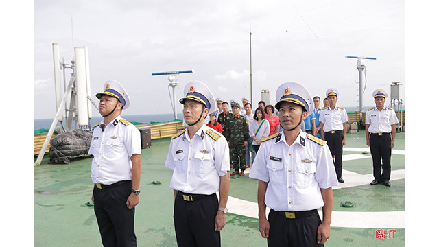 Tous les officiers et soldats de la plate-forme DK1/10 et les délégués ont chanté l'hymne national. Photo : baohatinh.vn Tous les officiers et soldats de la plate-forme DK1/10 et les délégués ont chanté l'hymne national. Photo : baohatinh.vn