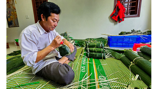 Hô Van Si, qui a une bonne expérience dans la fabrication de gâteaux, a déclaré que la différence entre « bánh tét » dans le village de Chuôn et d'autres endroits réside dans les ingrédients utilisés et la façon dont ils sont préparés. Photo : Journal Tô Quôc.
