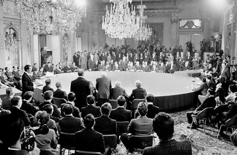 La Conférence internationale sur le Vietnam, tenue du 26 février au 2 mars 1973 à Paris, s’est achevée par la signature des Accords de Paris stipulant un cessez-le-feu et le rétablissement de la paix au Vietnam. Photo : Archives/VNA/CVN. La Conférence internationale sur le Vietnam, tenue du 26 février au 2 mars 1973 à Paris, s’est achevée par la signature des Accords de Paris stipulant un cessez-le-feu et le rétablissement de la paix au Vietnam. Photo : Archives/VNA/CVN.