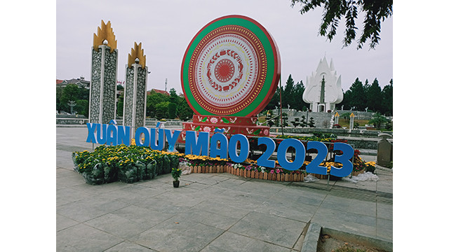 Décoration dans la zone du Monument aux héros et martyrs de la ville de Bac Ninh. Photo : Minh Minh/NDEL Décoration dans la zone du Monument aux héros et martyrs de la ville de Bac Ninh. Photo : Minh Minh/NDEL