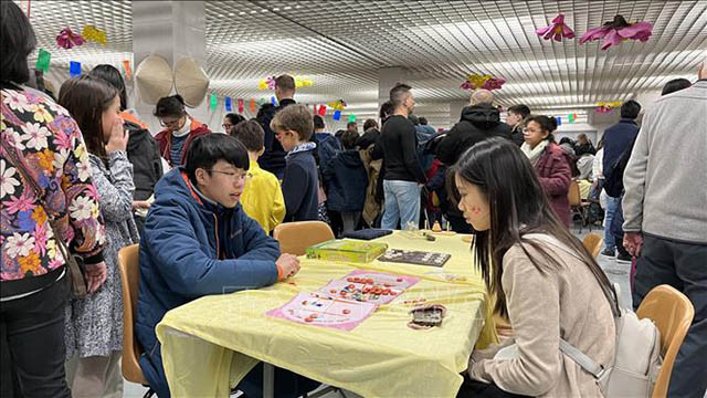 Le jeu folklorique "ô ăn quan" est apprécié par de nombreux enfants vietnamiens en France. Photo : VNA.
