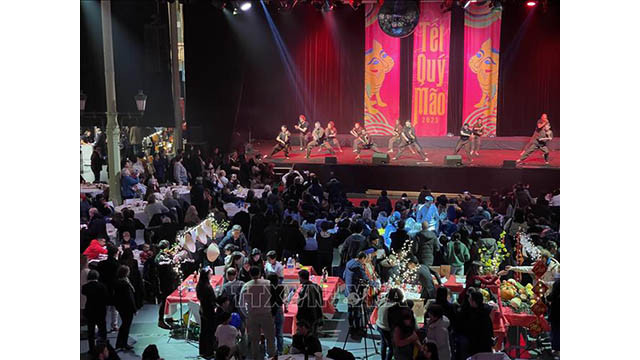 Le Têt traditionnel célébré en banlieue parisienne propose de nombreuses activités culturelles et artistiques uniques. Photo : VNA.