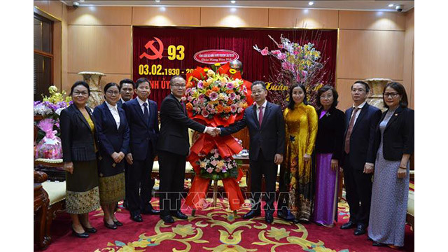 La délégation du Consul général du Laos à Dà Nang, Souphanh Hadaoheuang (à gauche) a félicité les dirigeants de la ville de Dà Nang. Photo : VNA.