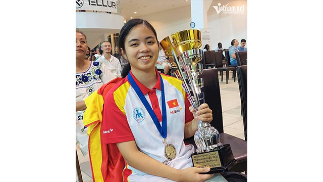 Hong Nhung a décroché une médaille d'argent dans la catégorie U16 lors de la Coupe du monde d'échecs de la jeunesse 2022. Photo : Vietnamnet.