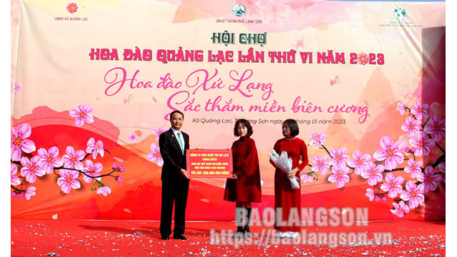 Lors de la cérémonie d'ouverture, les donneurs ont fait don d’une somme de 400 millions de dôngs pour restaurer la maison communale de Pac Moong. Photo: baolangson.vn